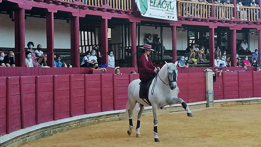 Una jinete ofrece junto a su caballo uno de los números del espectáculo. | M. J. C.