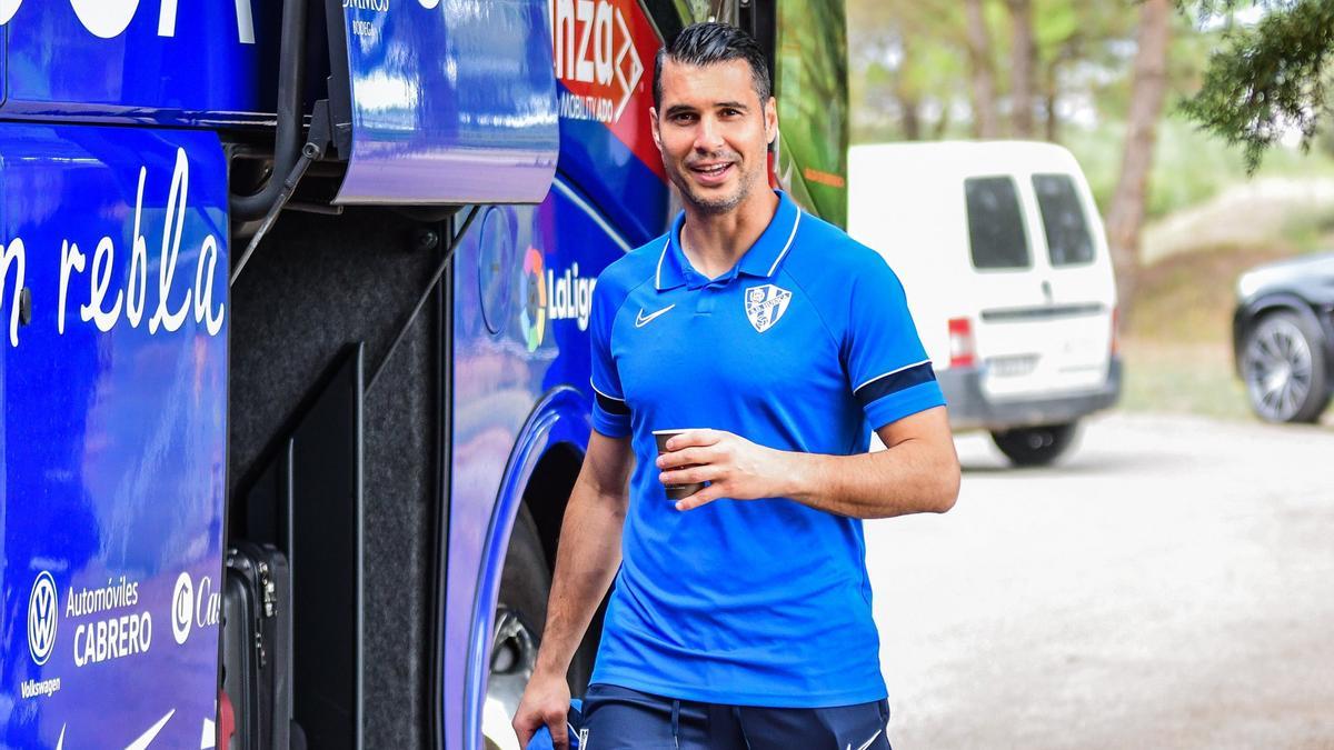 Andrés Fernández sube al autobús del equipo rumbo a San Sebastián