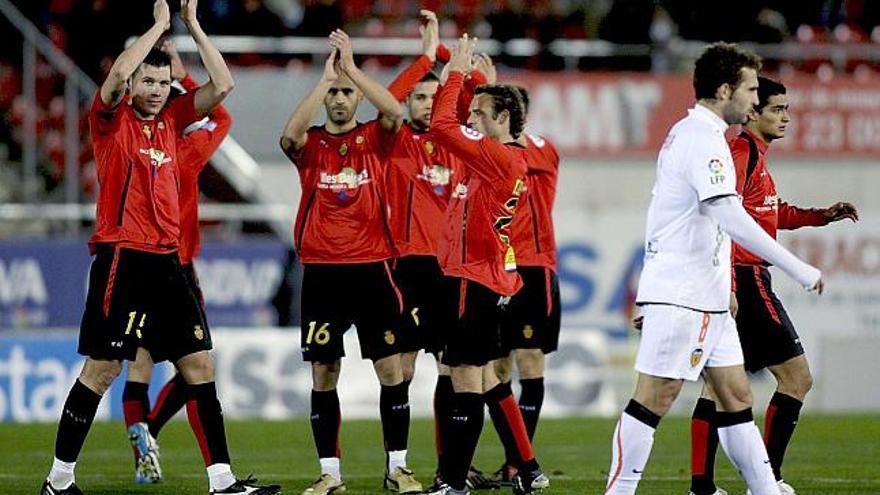 Los futbolistas del Mallorca agradecen al público su apoyo mientras Baraja se retira cabizbajo. / efe / alonso g.