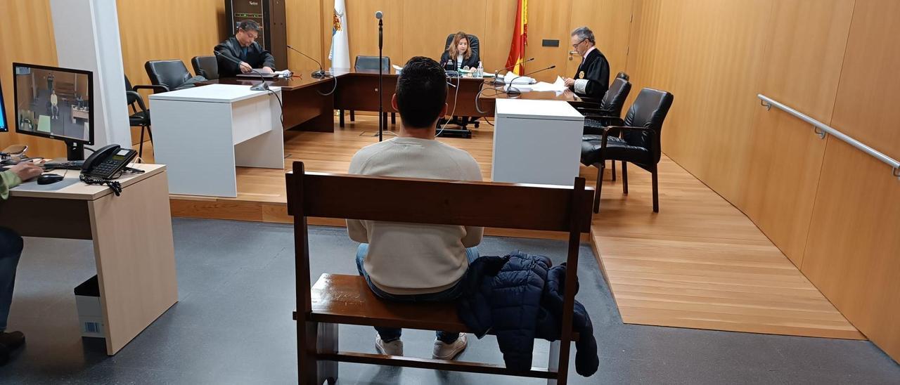El encausado, en el banquillo, durante el juicio en el Penal 2 de Ourense.