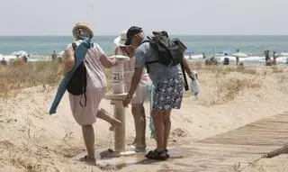 Una temperatura que apunta al verano llena la playa del Port de Sagunt