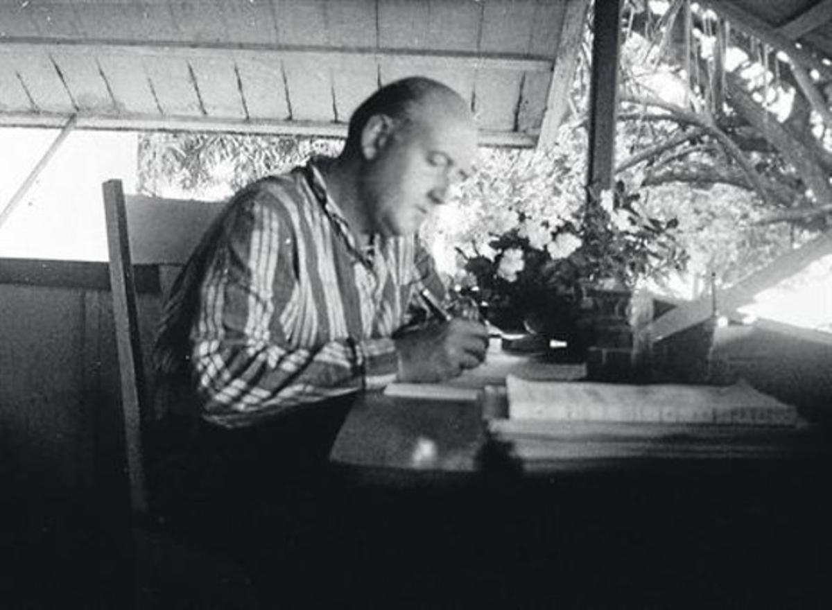 Josep Maria de Sagarra, dedicat a l’escriptura durant el seu viatge de nuvis a Tahití, a la Polinèsia. Josep Maria de Sagarra, dedicat a l’escriptura durant el seu viatge de nuvis a Tahití, a la Polinèsia.
