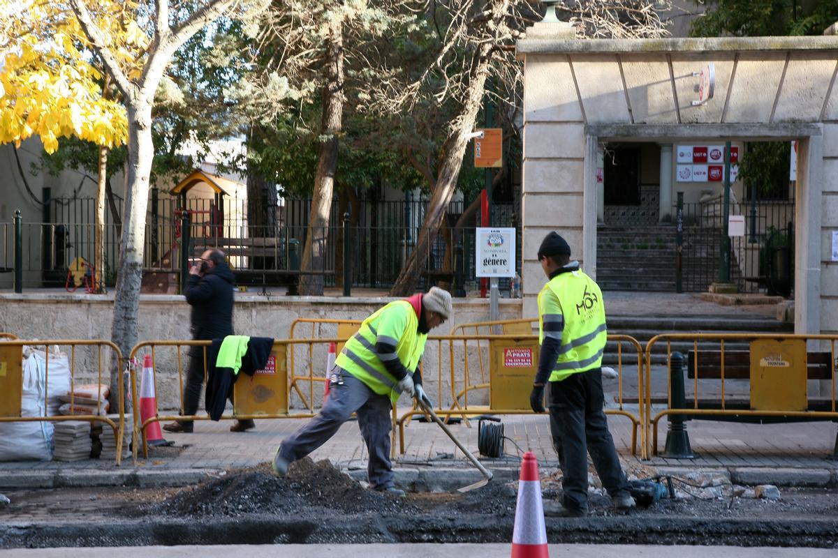 Levantamiento del firme en las obras del carril bici de la Alameda.