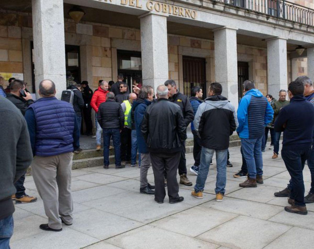 Los agricultores bloquean los accesos a la ciudad en una movilización histórica