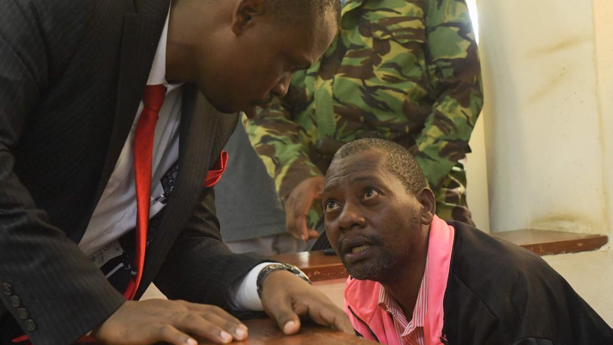 El autoproclamado pastor keniata Paul Nthenge Mackenzie (derecha) habla con su abogado en el tribunal de Malindi (Kenia).