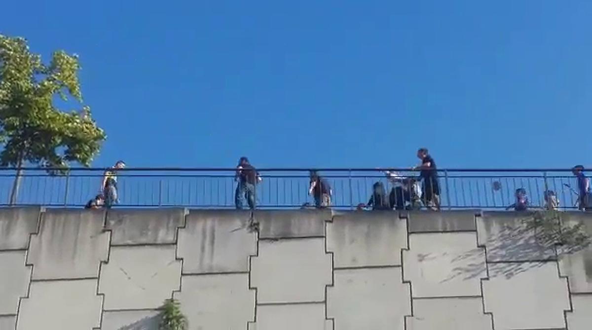 Hinchas de ambos equipos se enfrentan a puñetazos en los aledaños del estadio Carlos Tartiere.