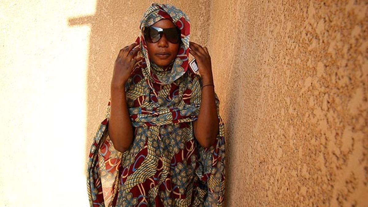 Una dona mauritana violada per cinc homes dóna un valent testimoni a un periodista. Al seu país moltes dones ultratjades sexualment compleixen condemnes de presó per mantenir relacions fora del matrimoni.