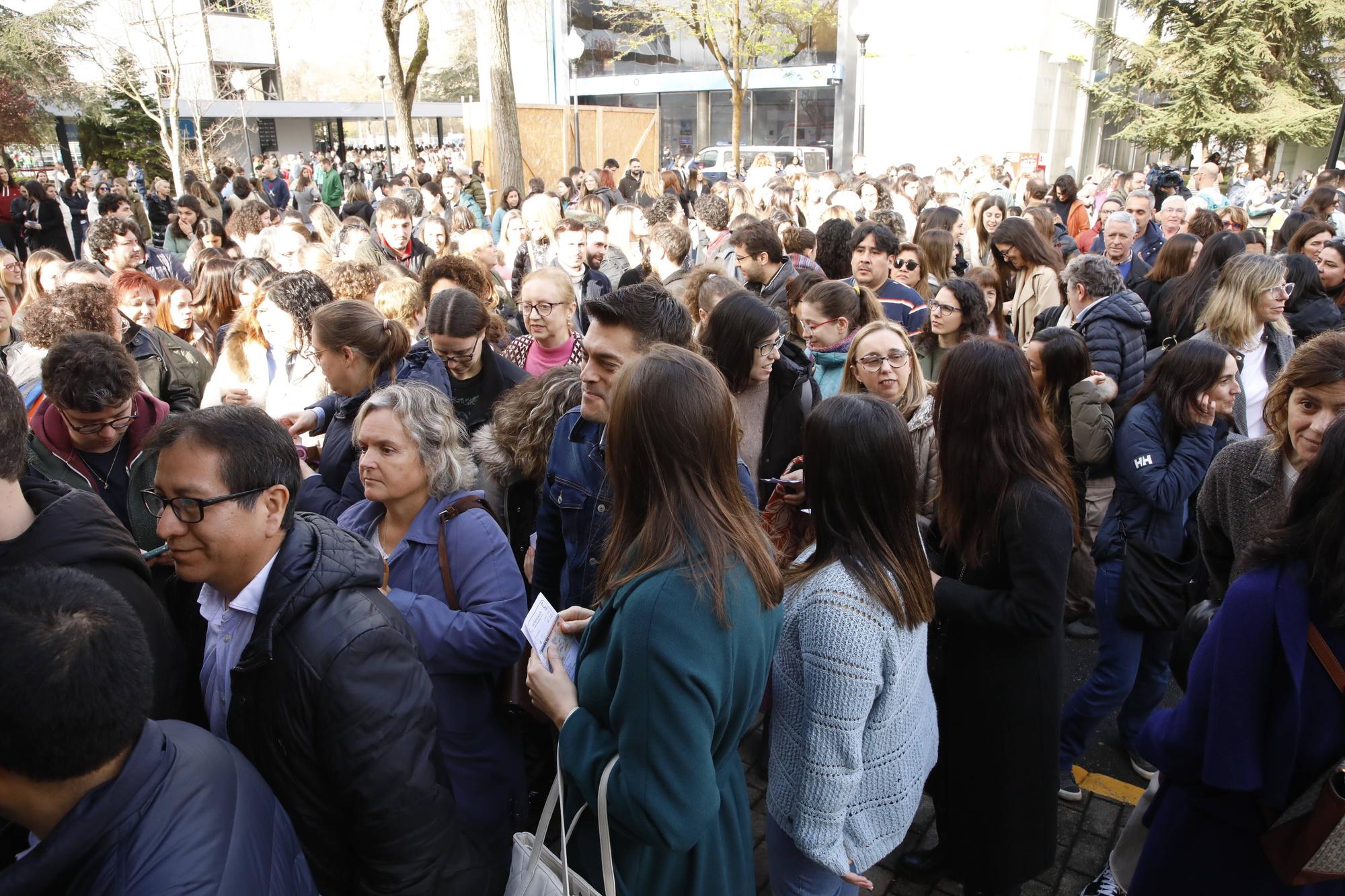 Miles de personas participan en la macrooposición de la sanidad pública asturiana.