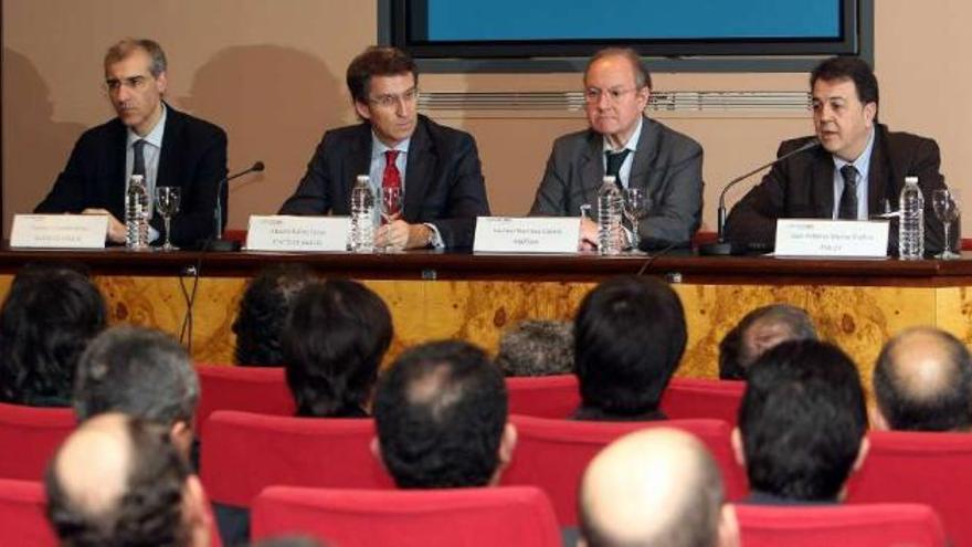 De izquierda a derecha, Francisco Conde, Alberto Núñez Feijóo, Luciano Martínez y Juan Antonio Muñoz Codina, durante la clausura de la asamblea general del clúster del automóvil, ayer, en Vigo.  // Ricardo Grobas