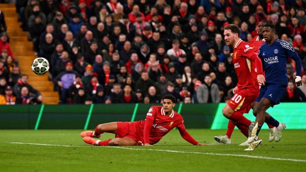 Jarel Quansah en el partido ante el PSG