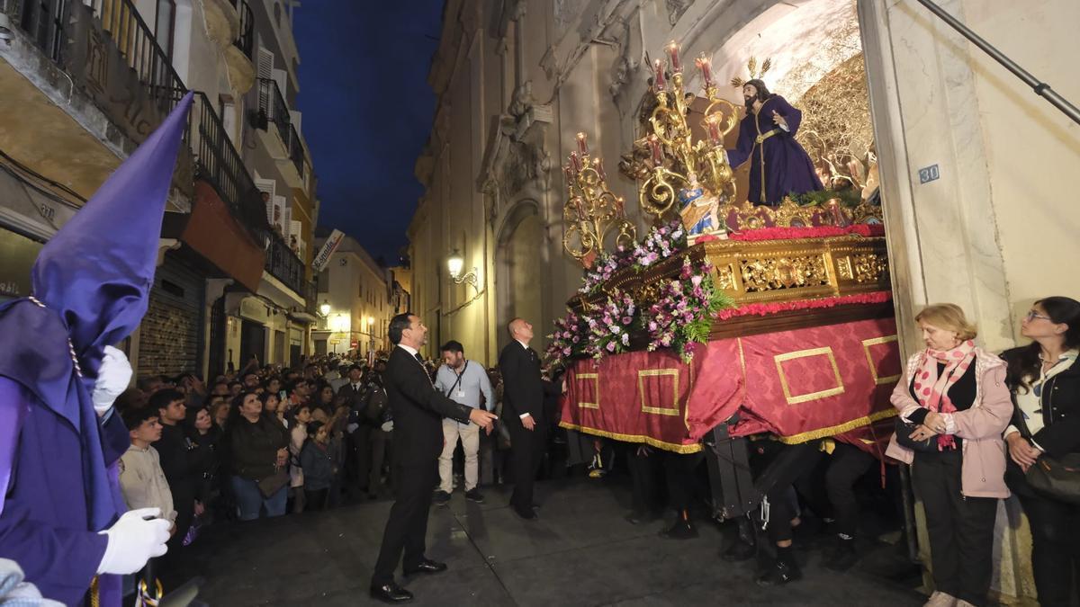 La salida de Nuestro Padre Jesús de la Humildad con cientos de pacenses esperando en la puerta del templo.