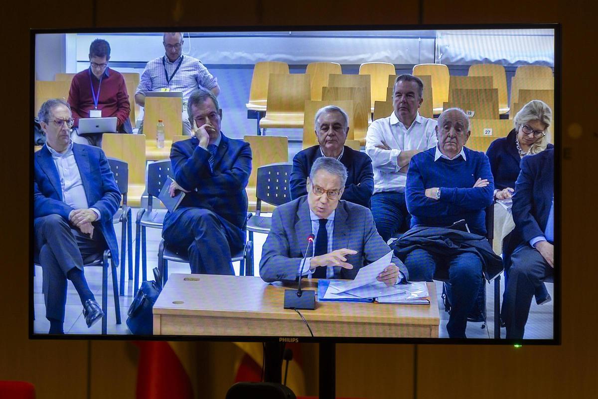 Zaplana declara en el"estrado", el pasado martes, flanqueado por sus colaboradores. Justo detrás, su amigo Pachano.