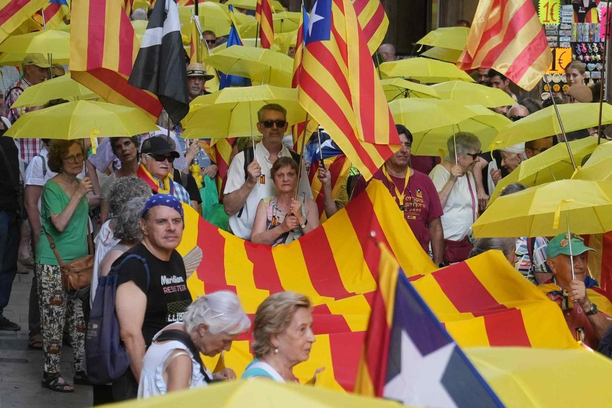 Les imatges de la protesta contra la visita de Felip VI pels premis Princesa de Girona