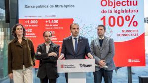 El conseller Albert Dalmau, junto a Cristina Campillo (Infraestructures Digitals), Albert Tort (secretari de Telecomunicacions) y Xavier Amor (secretari de Governs Locals)