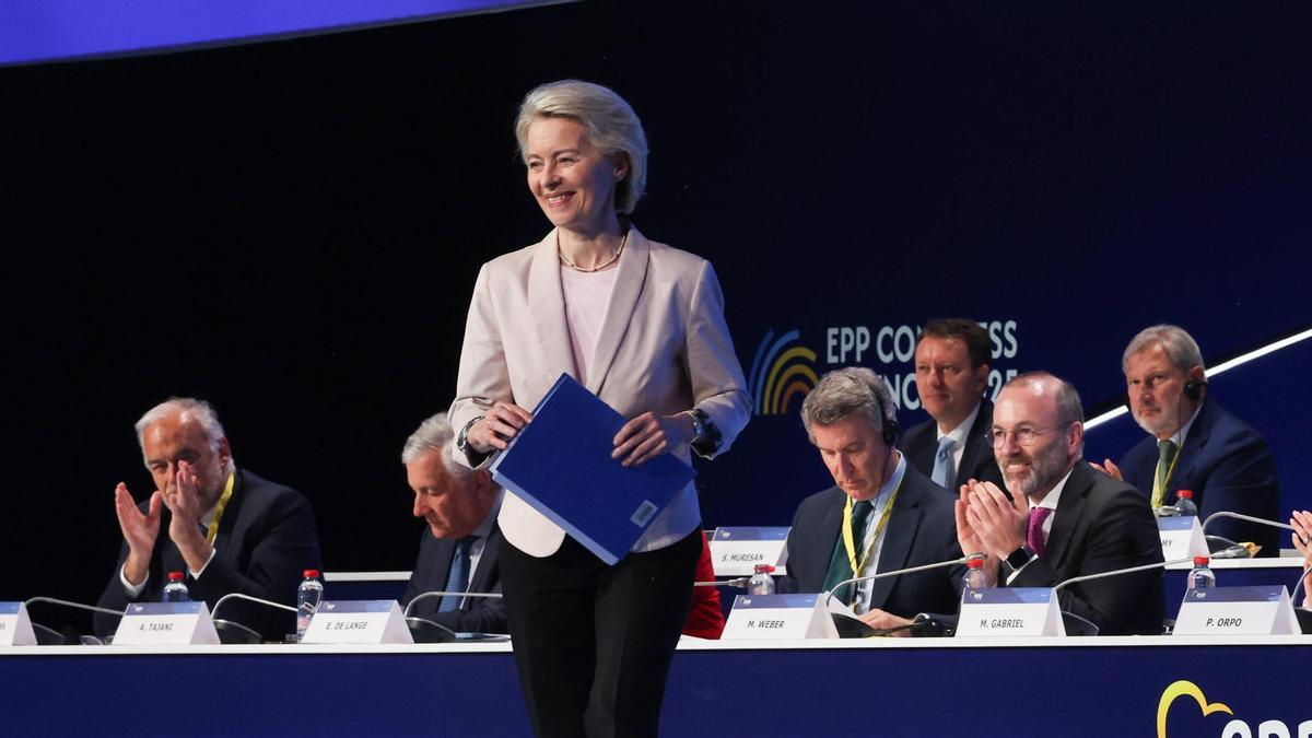 Ursula von der Leyen en València, durante la jornada de apertura del congreso de Partido Popular Europeo ante González Pons y Núñez Feijóo