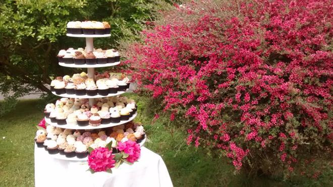 Tartas de boda para banquetes al aire libre: The Moon Cake Bakery