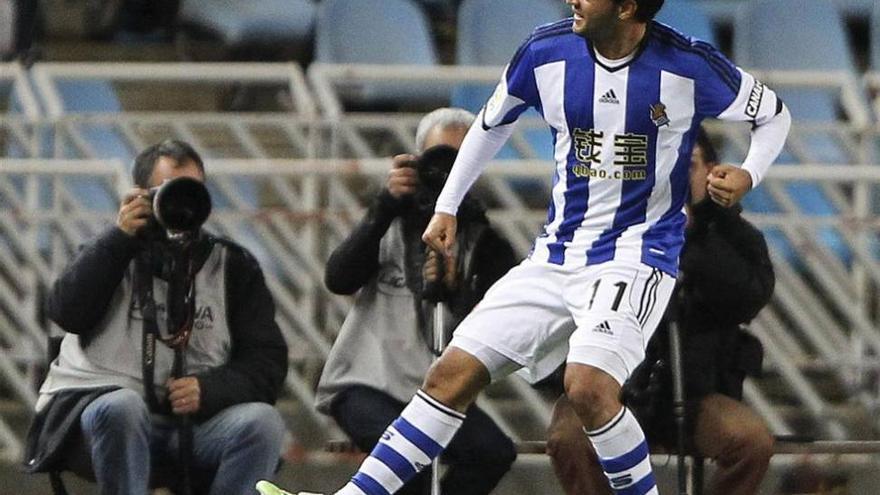 La exhibición de Carlos Vela, con tres goles, da aire a la Real Sociedad (3-0)