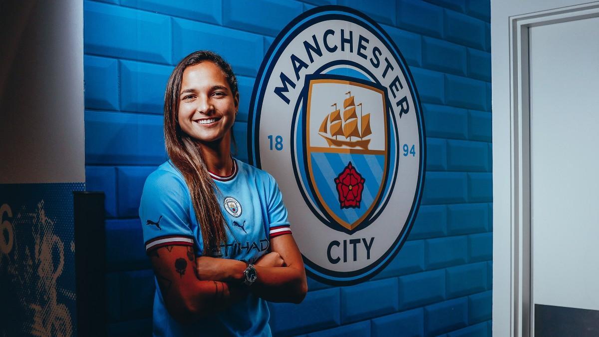 Deyna Castellanos con la camiseta del Manchester City