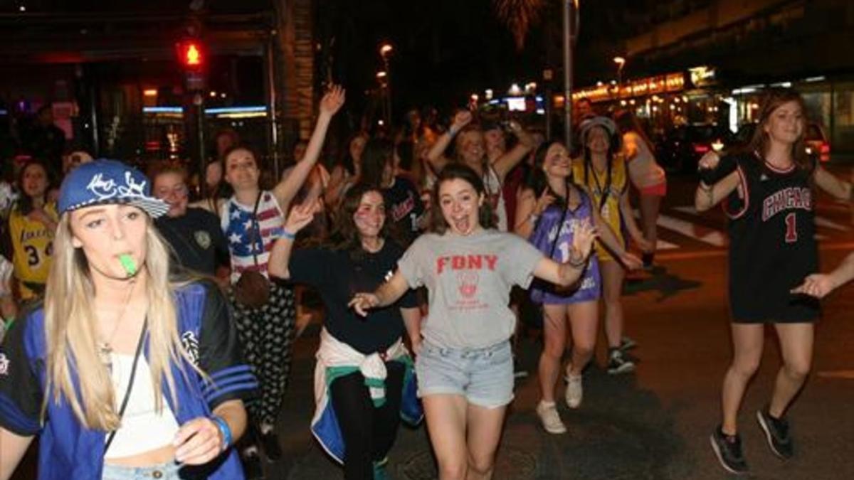 Fiesta nocturna de universitarios británicos durante el festival Saloufest, el jueves pasado.