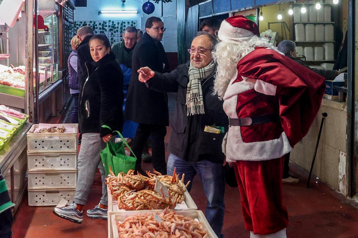 Compras de última hora para Nochebuena en el mercado de La Cebada de Madrid