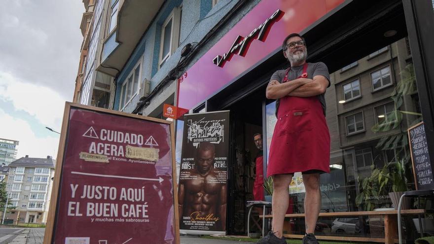 La cafetería de A Coruña que reparó la acera de Juan Flórez en cinco días: "Pusimos el cartel un jueves y el martes estaba arreglado"