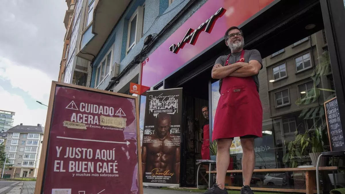La cafetería de A Coruña que reparó la acera de Juan Flórez en cinco días: "Pusimos el cartel un jueves y el martes estaba arreglado"