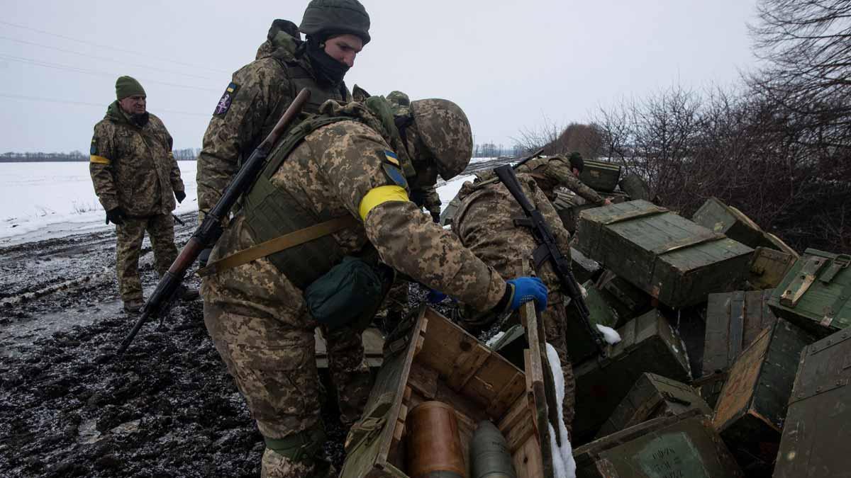 Soldados ucranianos inspeccionan las municiones de vehículos militares destruidos en la región de Sumy.