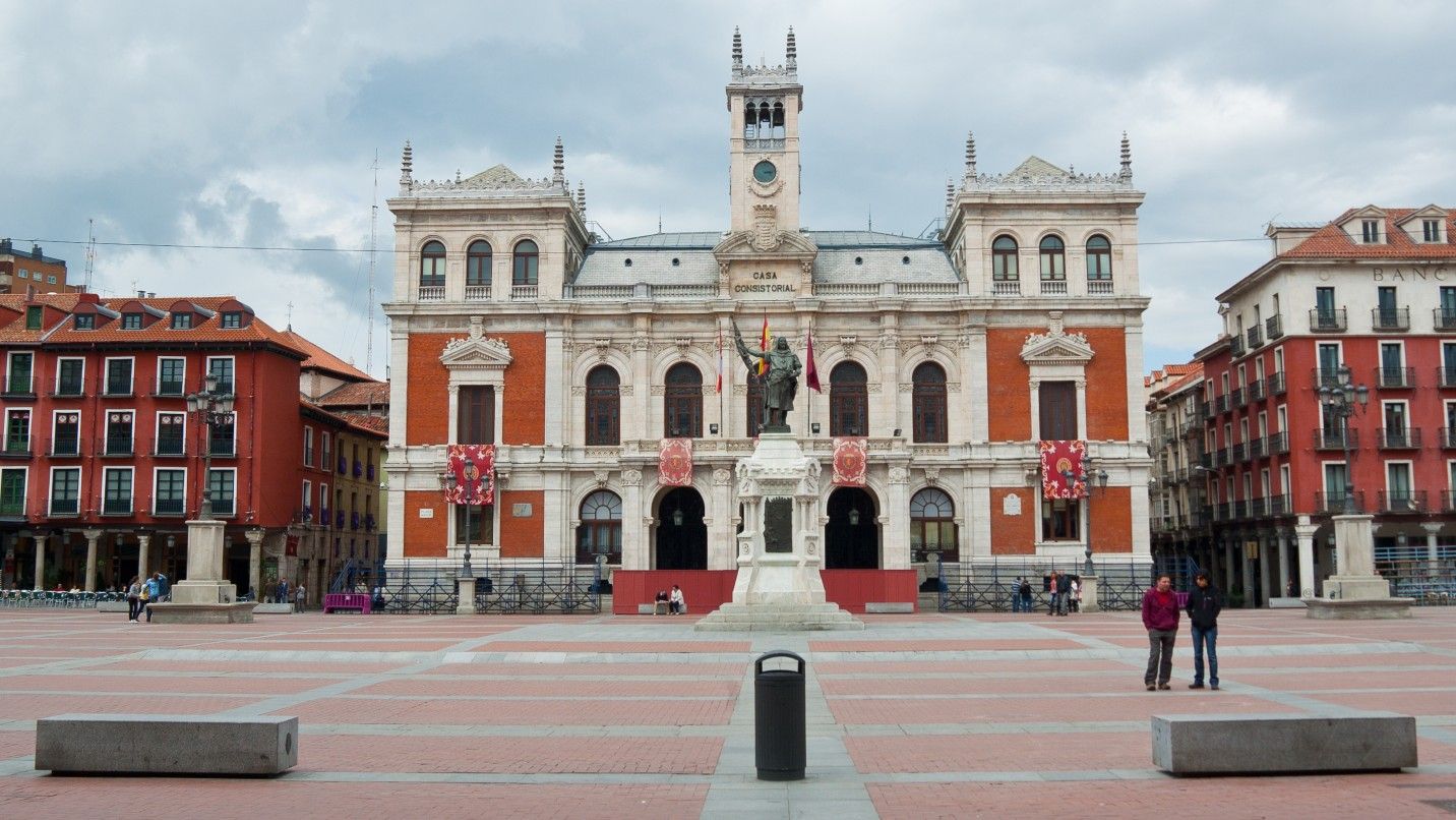 Plaza Mayor de Valladolid, con el ayuntamiento enfrente