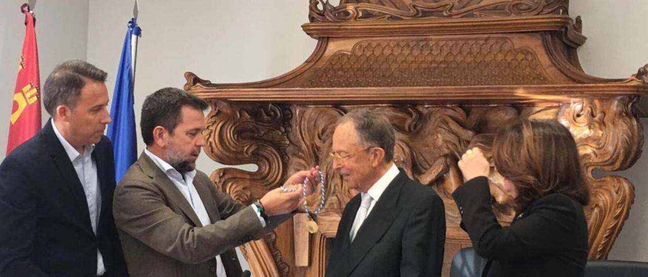 Gil Olcina recibe la Medalla de Oro de los Regantes de Lorca