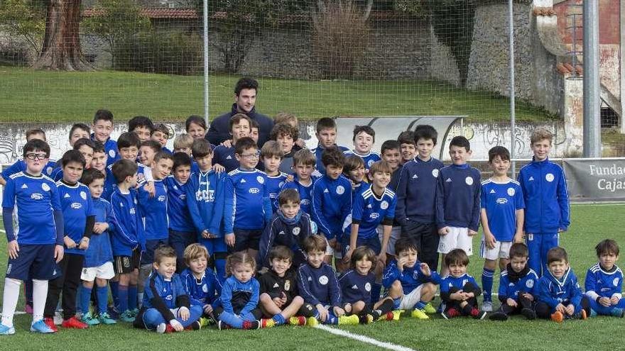 Borja, con los chavales del campamento del Real Oviedo en Fundoma.