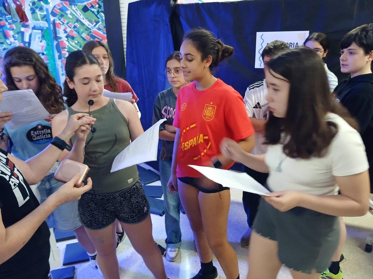 La tragedia de la guerra y la historia del río Pontillón, en la exposición de arte del instituto As Barxas de Moaña