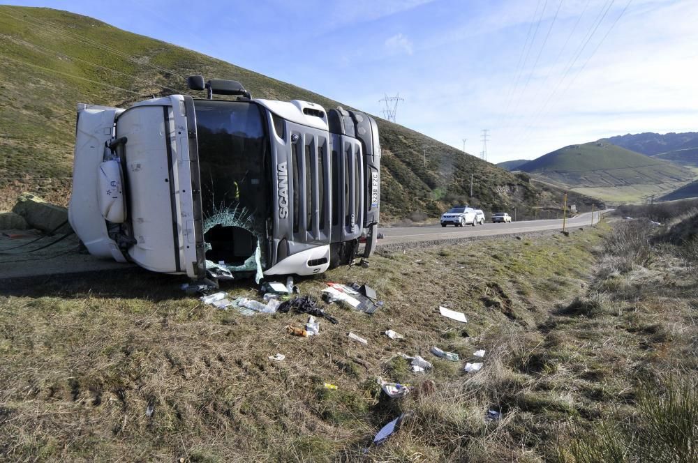 El vuelco de un camión obliga a cortar la carretera de Pajares