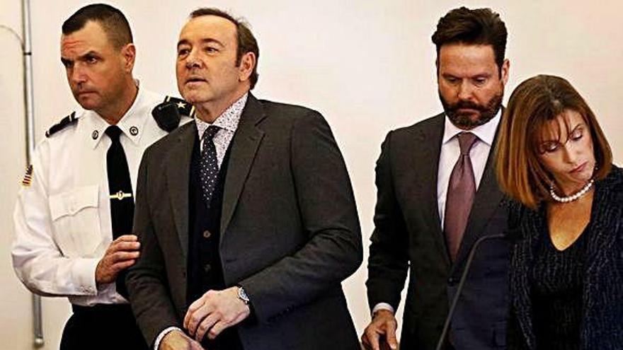 El actor Kevin Spacey con sus abogados, ante el juez, el pasado mes de enero.