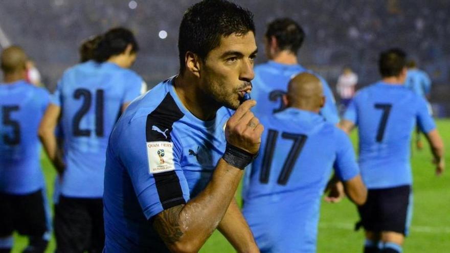 Suárez lidera la goleada de Uruguay ante Paraguay (4-0)