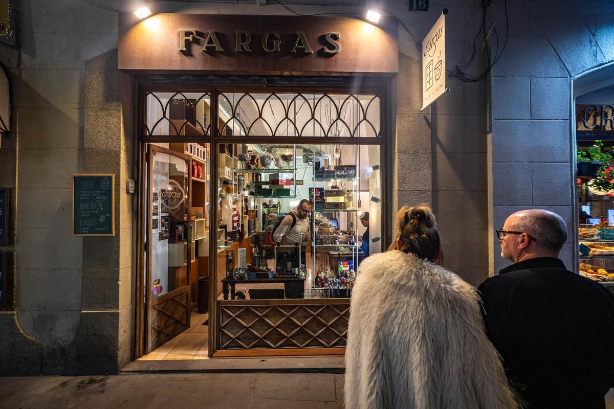Chocolates Fargas, en la calle del Pi, conserva su mobiliario centenario