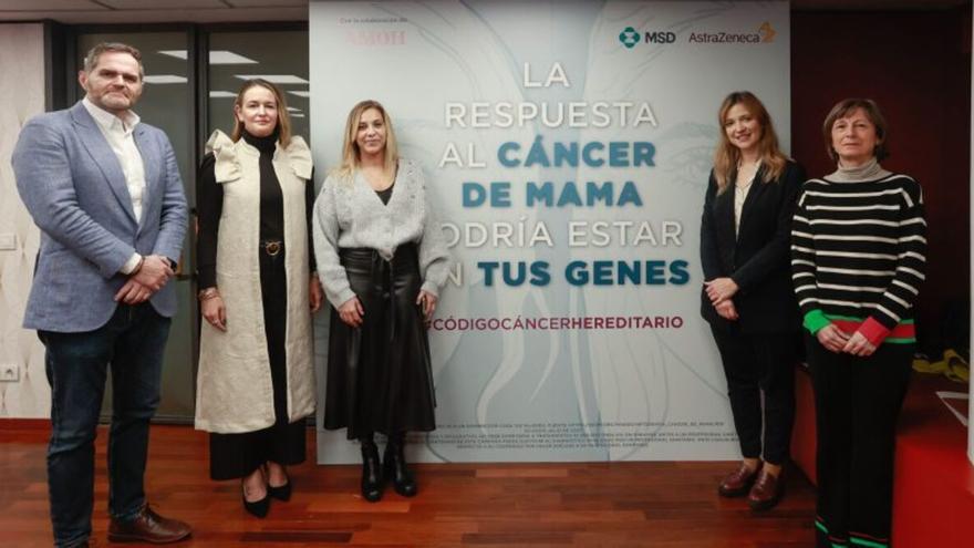 De izq a dcha, el doctor Pedro Pérez Segura, Marta Moreno, directora de Asuntos Corporativos y Acceso al Mercado de AstraZeneca, Marisa Cots, presidenta de la Asociación Mama y Ovario Hereditario (AMOH), Rute Álvarez, directora médica de Oncología de MSD en España, y la doctora Ana Beatriz Sánchez Heras, coordinadora de la Unidad de Consejo Genético en Cáncer del Hospital General Universitario de Elche