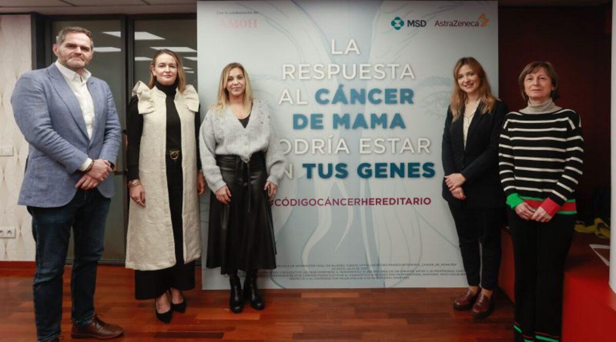 De izq a dcha, el doctor Pedro Pérez Segura, Marta Moreno, directora de Asuntos Corporativos y Acceso al Mercado de AstraZeneca, Marisa Cots, presidenta de la Asociación Mama y Ovario Hereditario (AMOH), Rute Álvarez, directora médica de Oncología de MSD en España, y la doctora Ana Beatriz Sánchez Heras, coordinadora de la Unidad de Consejo Genético en Cáncer del Hospital General Universitario de Elche