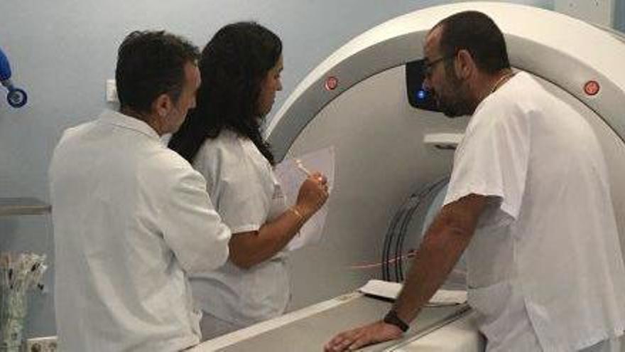 Médicos durante una prueba con la máquina de TAC.