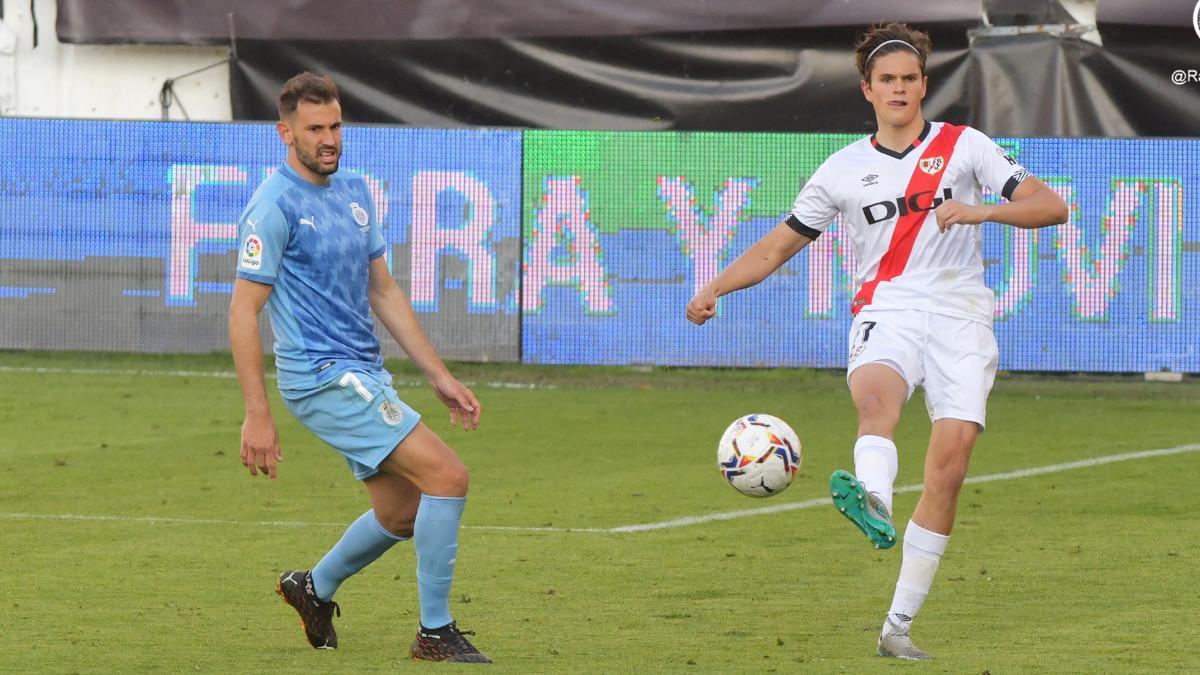 Stuani durante un duelo ante el Rayo