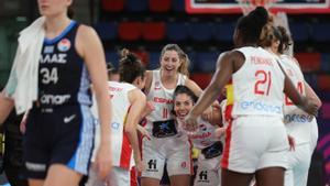 Las jugadoras de la selección celebran el triunfo que les permite el acceso a cuartos