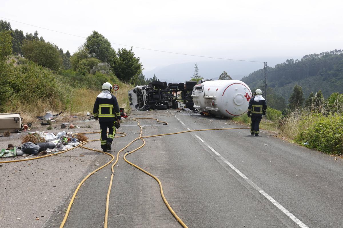 EN IMÁGENES: El espectacular accidente de un camión cisterna con gas en la Autovía del Cantábrico, a la altura de Colunga