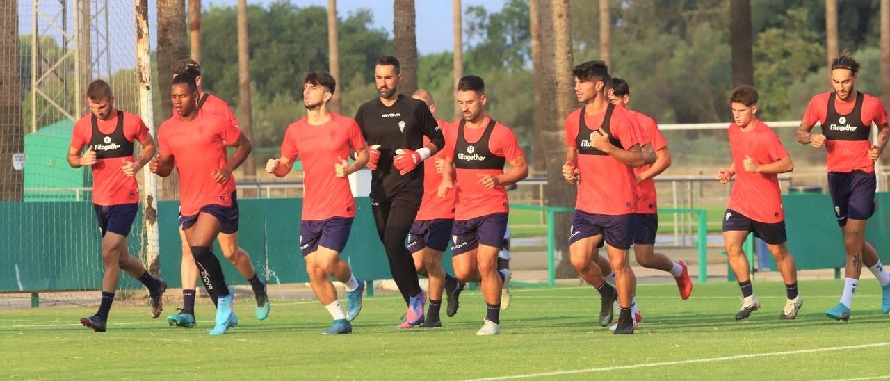 La plantilla del Córdoba CF ejercitándose durante la sesión del martes en la Ciudad Deportiva.