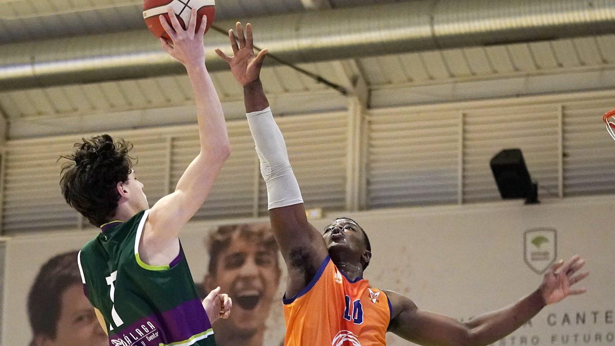 Fadika intenta taponar a un jugador del Unicaja.