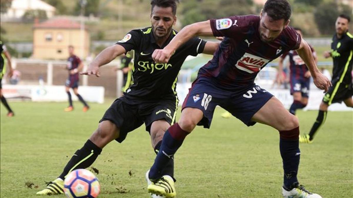 Douglas no ha empezado bien su etapa en el Sporting