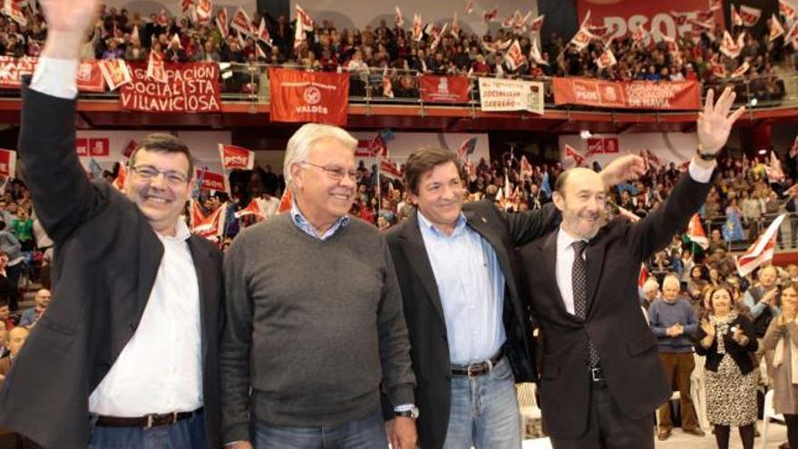 Santiago Martínez Argüelles, Felipe González, Javier Fernández y Alfredo Pérez Rubalcaba, ayer, en el mitin de La Guía, en Gijón.