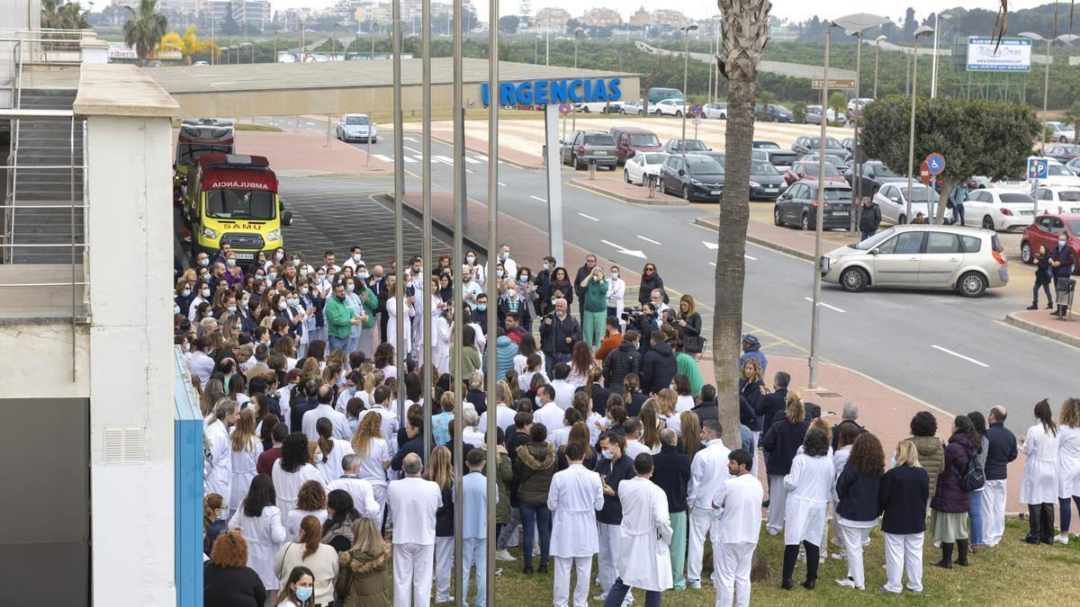 Una de las protestas contra el recurso judicial al convenio a las puertas del hospital universitario de Torrevieja
