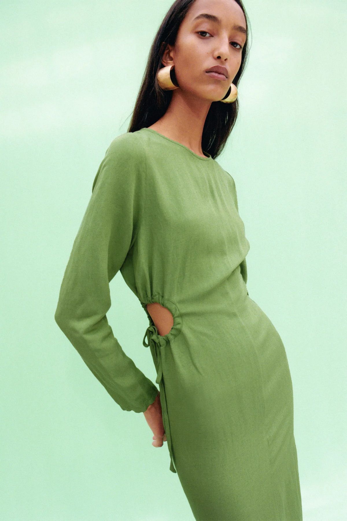 Vestido largo de lino en color verde con cuello redondo, manga larga y aberturas 'cut out' laterales, de Zara