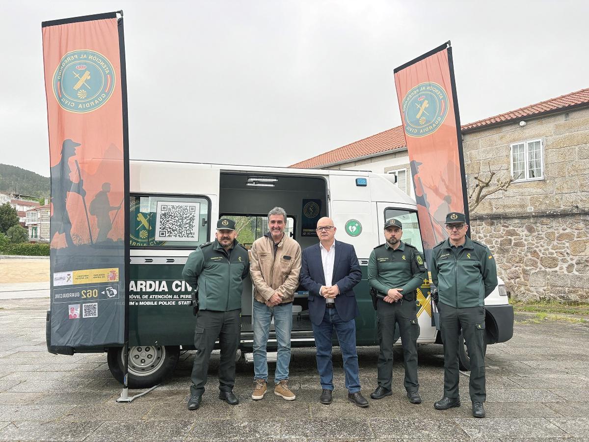 La furgoneta de la Guardia Civil que sirve de oficina móvil de atención al peregrino y a los vecinos del rural más despoblado.