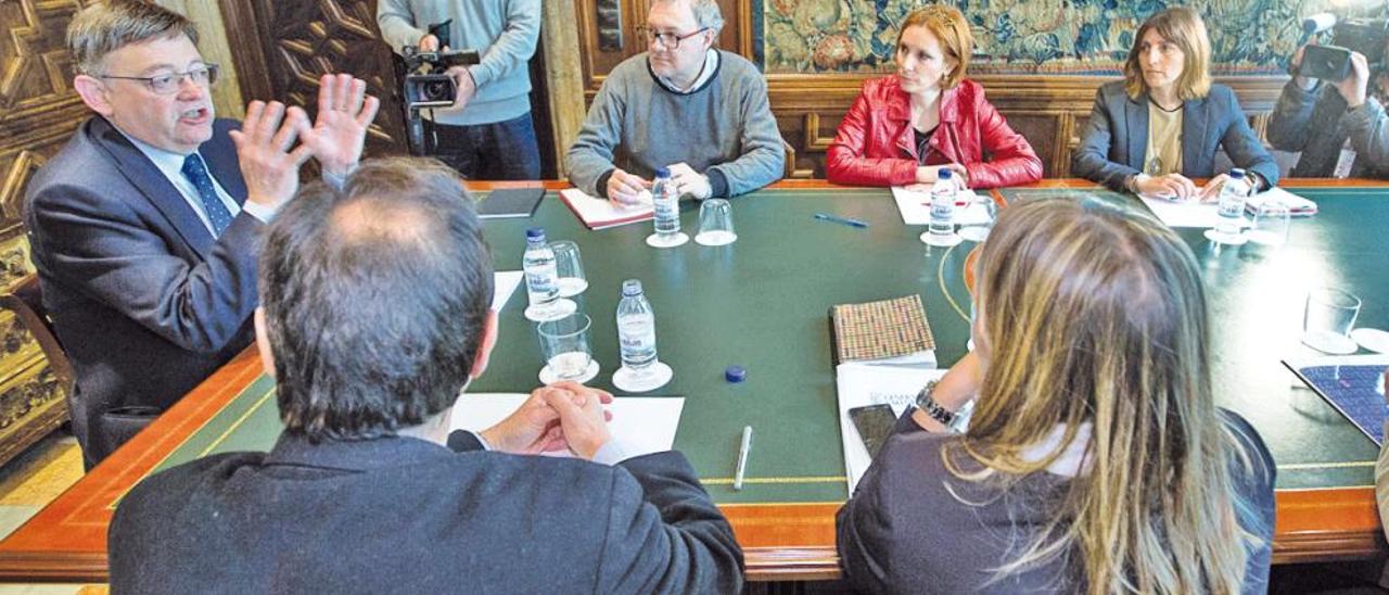 El presidente Puig junto al conseller Vicent Soler ayer y con otros cargos de Hacienda.