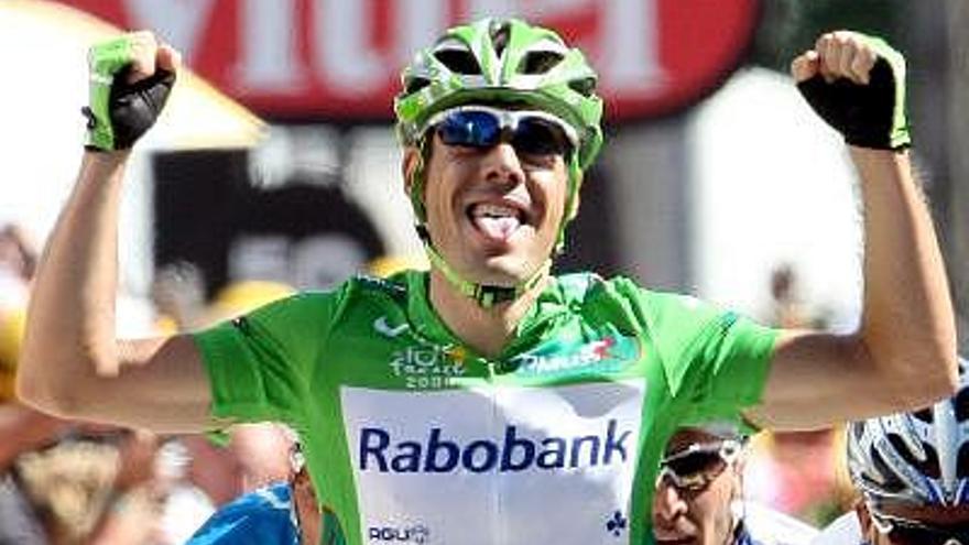El corredor español del Rabobank Oscar Freire celebra su triunfo al cruzar la meta de la 14  etapa del Tour de Francia, en Digne Les Baines, Francia. Freire hizo valer su fuerza en los metros finales y se impuso al esprint en la última etapa antes de entrar de lleno en los Alpes, que unió la ciudad de Nimes y la estación de Digne Les Baines, de 194 Kilómetros. La general no sufre cambios en sus primeros puestos y sigue comandada por el australiano Cadel Evans, del Silence Lotto, seguido del luxemburgués Frank Schleck, del CSC, a un segundo y el estadounidense Chris Vandevelde, del Garmin a 38.